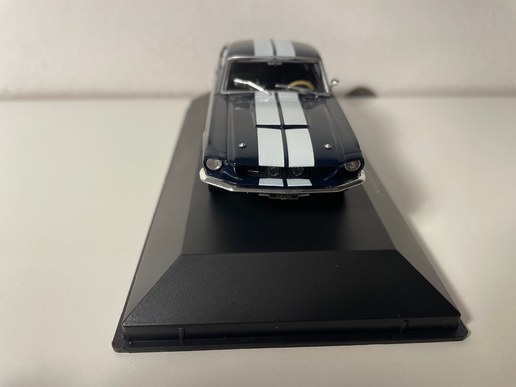 Shelby GT500 bleue et blanche de 1967 (voiture américaine)