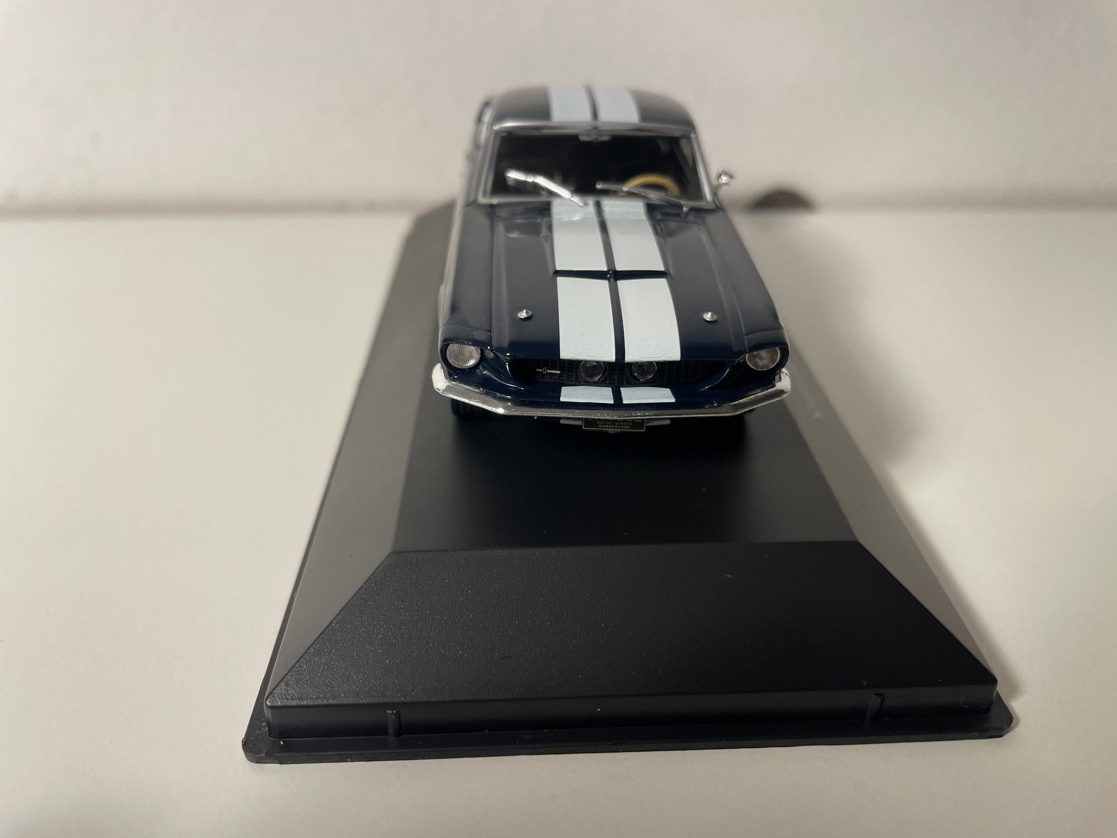 Shelby GT500 bleue et blanche de 1967 (voiture américaine)
