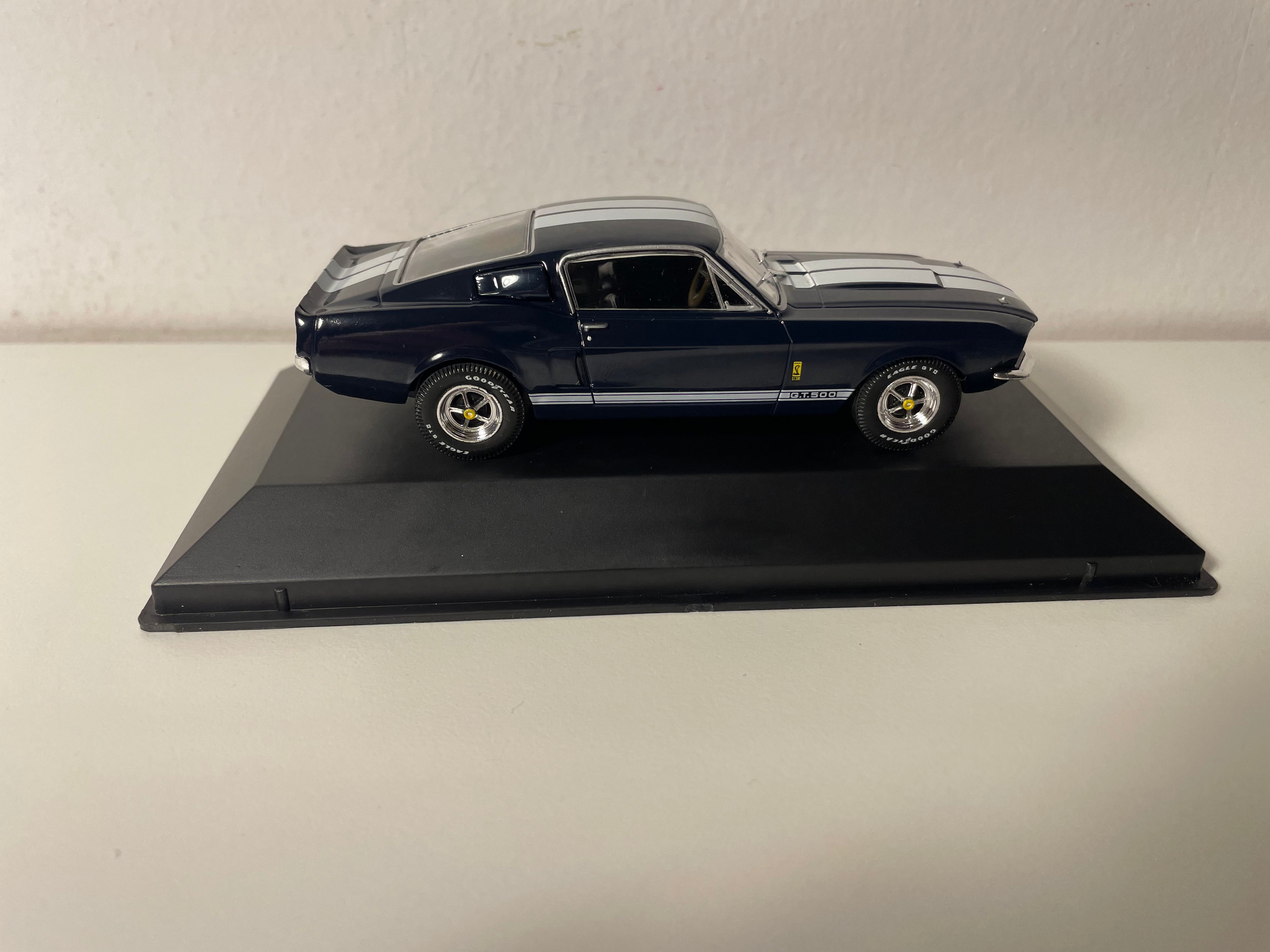 Shelby GT500 bleue et blanche de 1967 (voiture américaine)