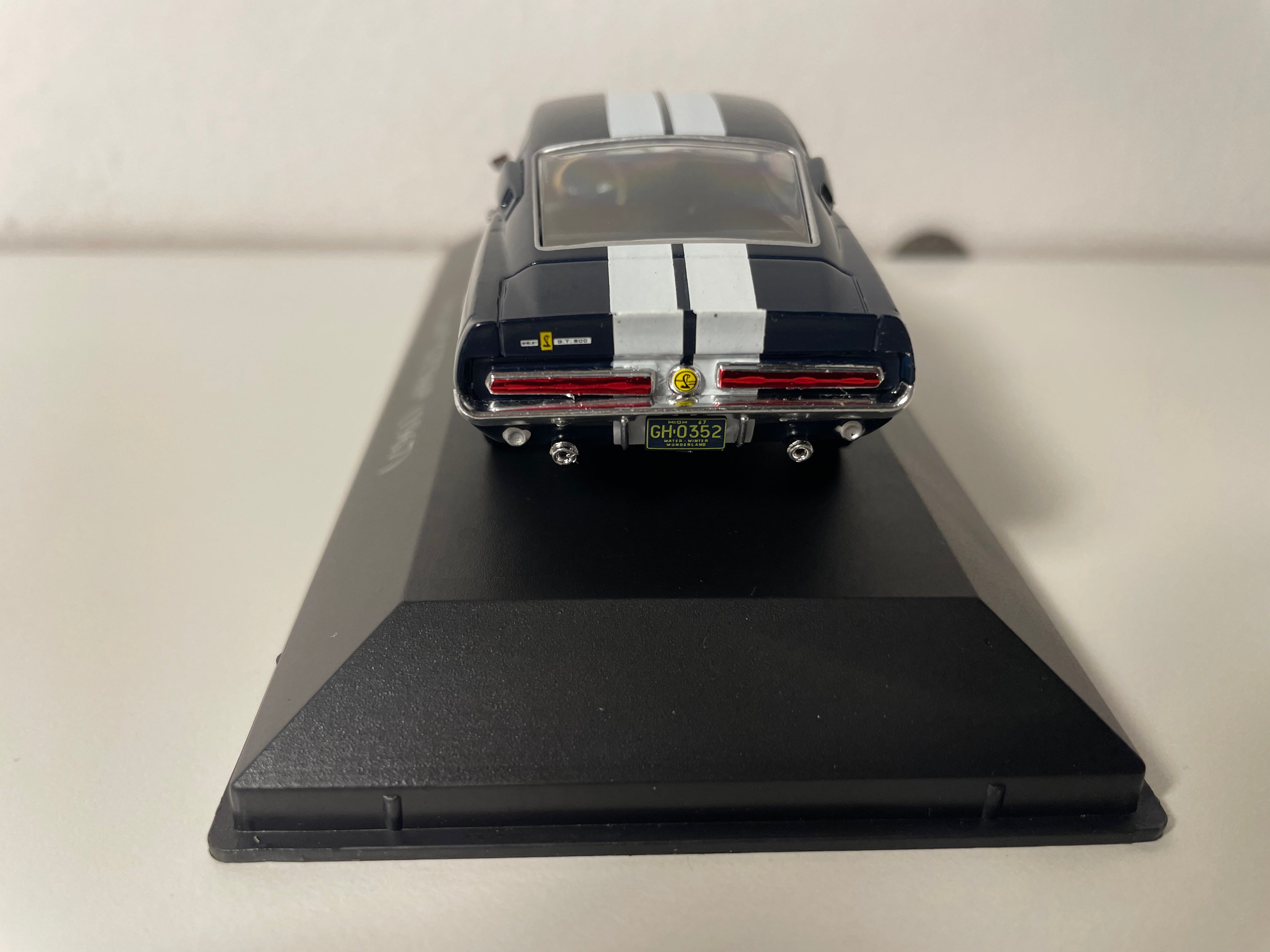 Shelby GT500 bleue et blanche de 1967 (voiture américaine)