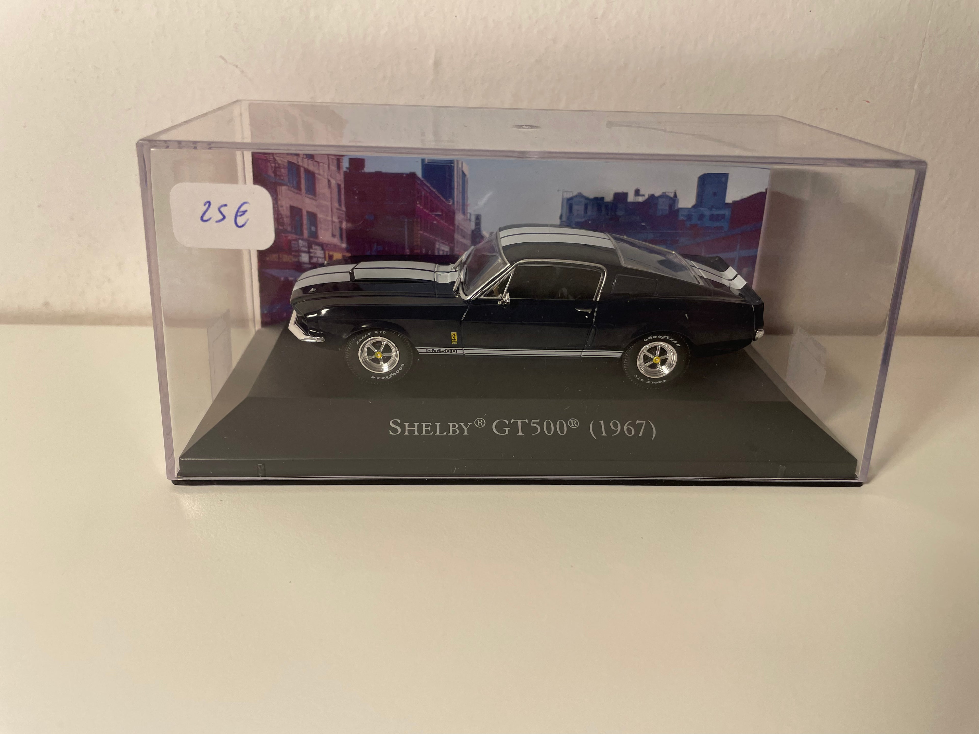 Shelby GT500 bleue et blanche de 1967 (voiture américaine)