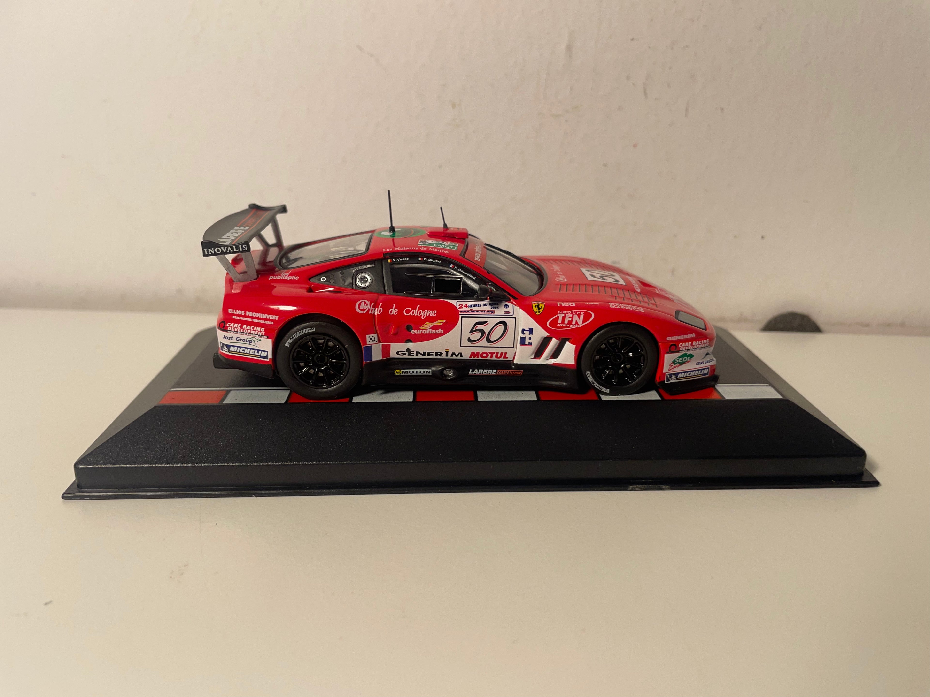 Ferrari 550 Maranello rood nummer 50 - 24 uur van Le Mans 2005