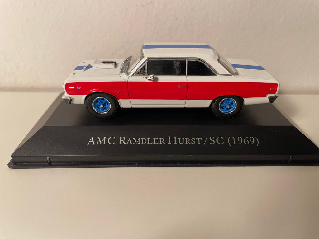 AMC Rambler Hurst/SC wäiss, rout a blo vu 1969 (amerikanescht Auto)