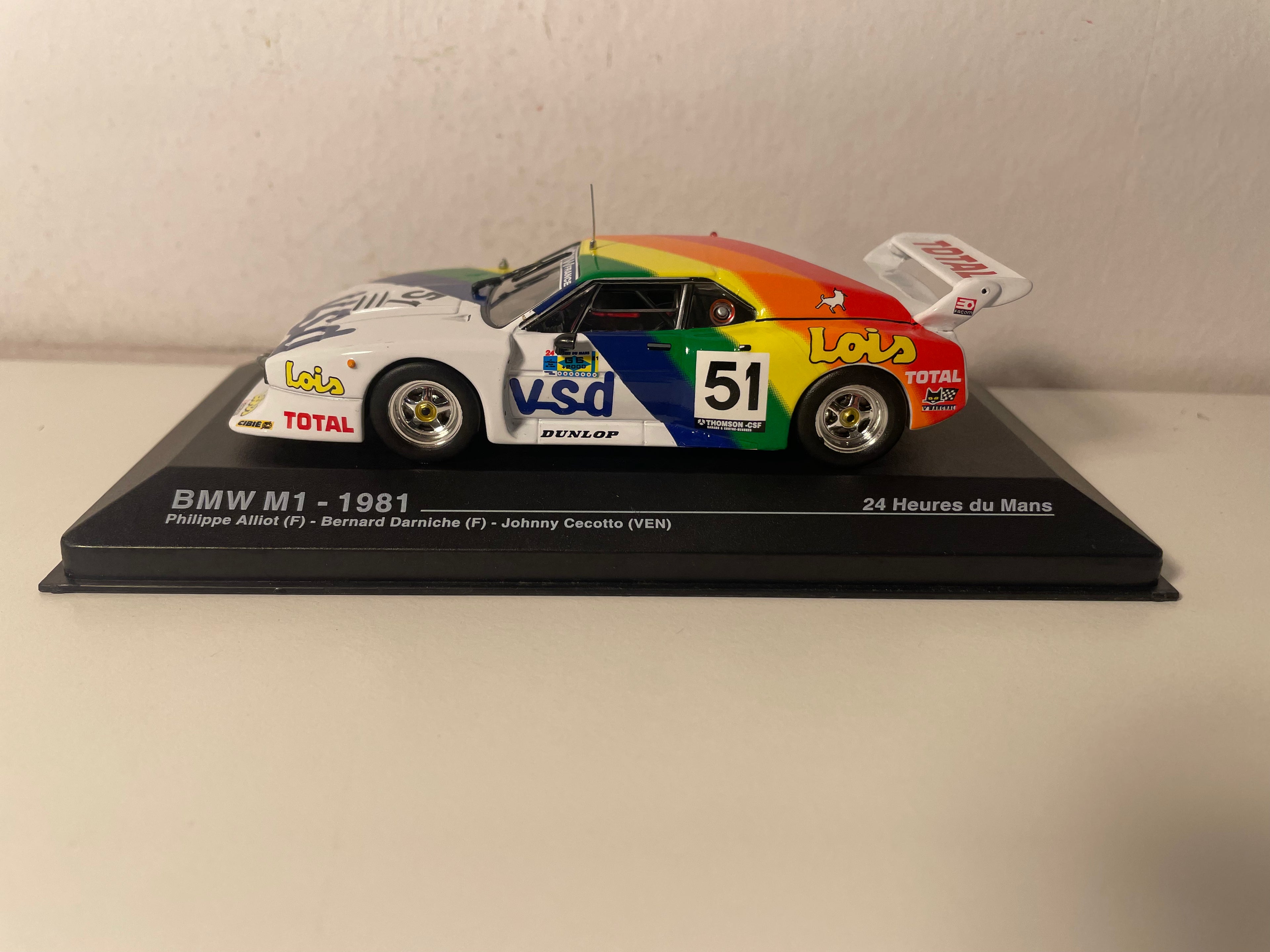 BMW M1 blanche, verte, jaune, orange et rouge numéro 51 - 24 heures du Mans de 1981