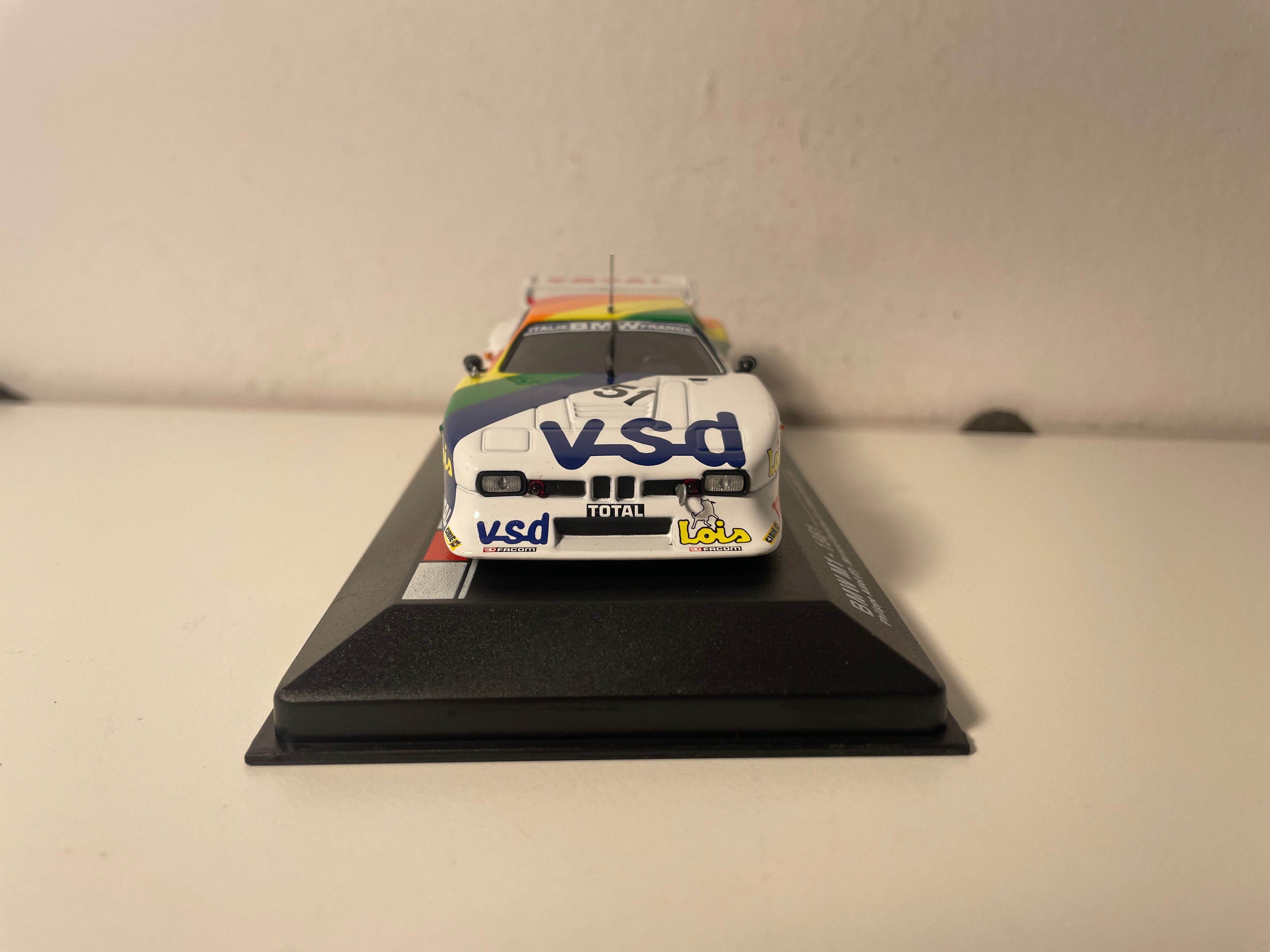BMW M1 blanche, verte, jaune, orange et rouge numéro 51 - 24 heures du Mans de 1981