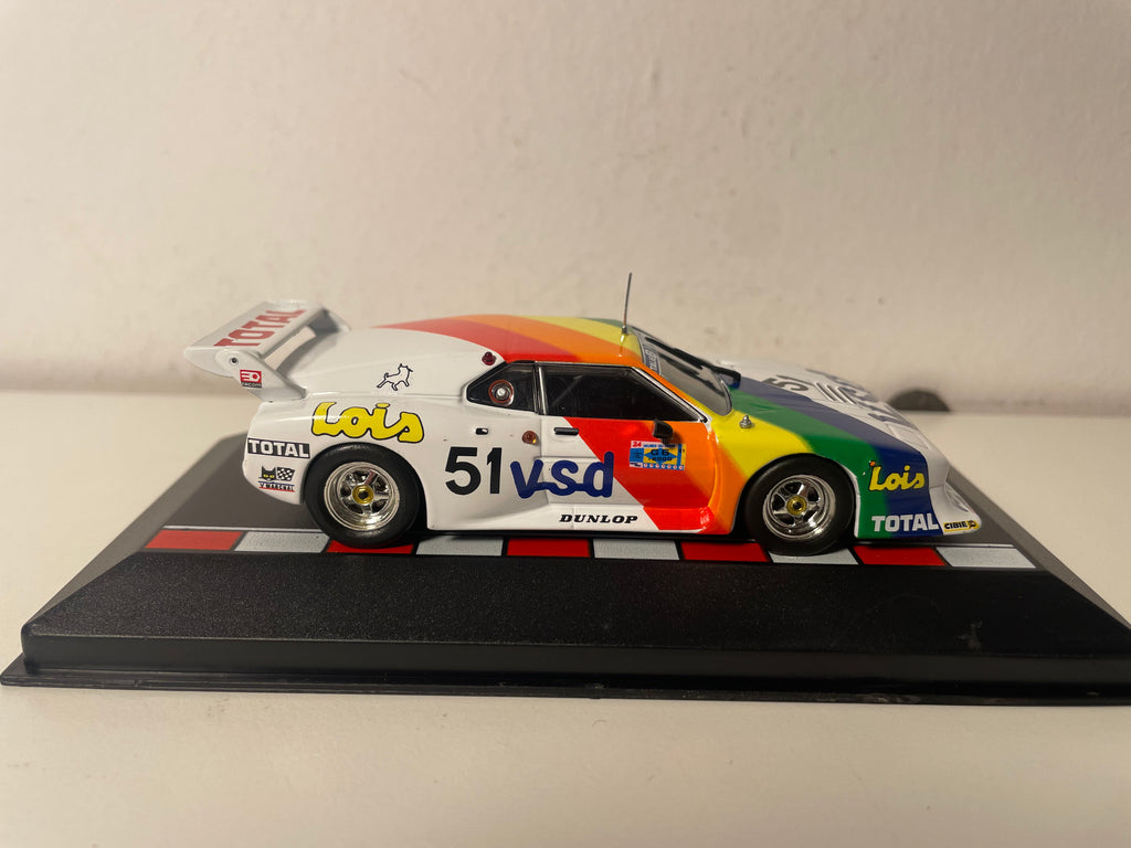 BMW M1 blanca, verde, amarilla, naranja y roja número 51 - 24 horas de Le Mans de 1981