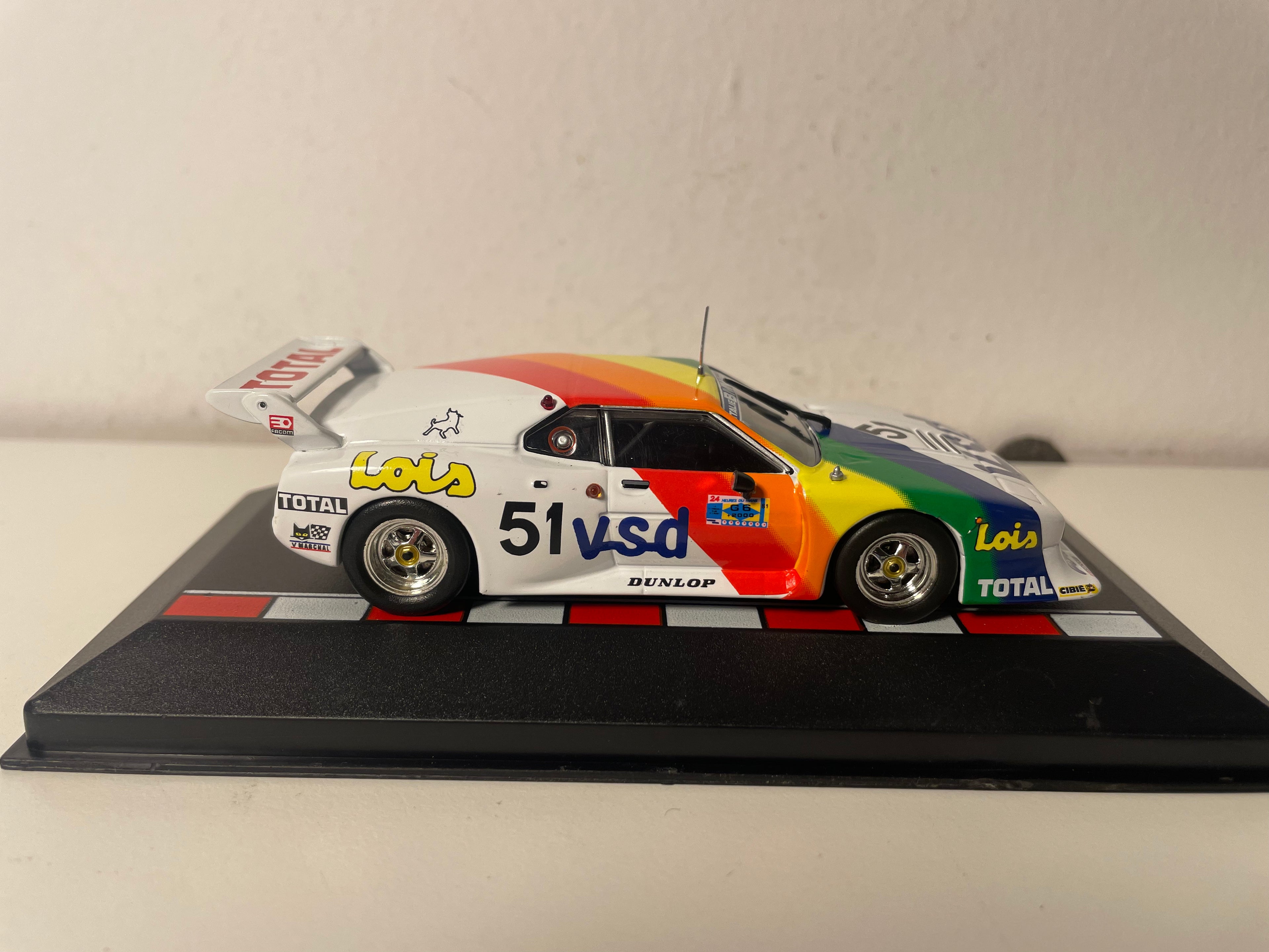 BMW M1 blanche, verte, jaune, orange et rouge numéro 51 - 24 heures du Mans de 1981