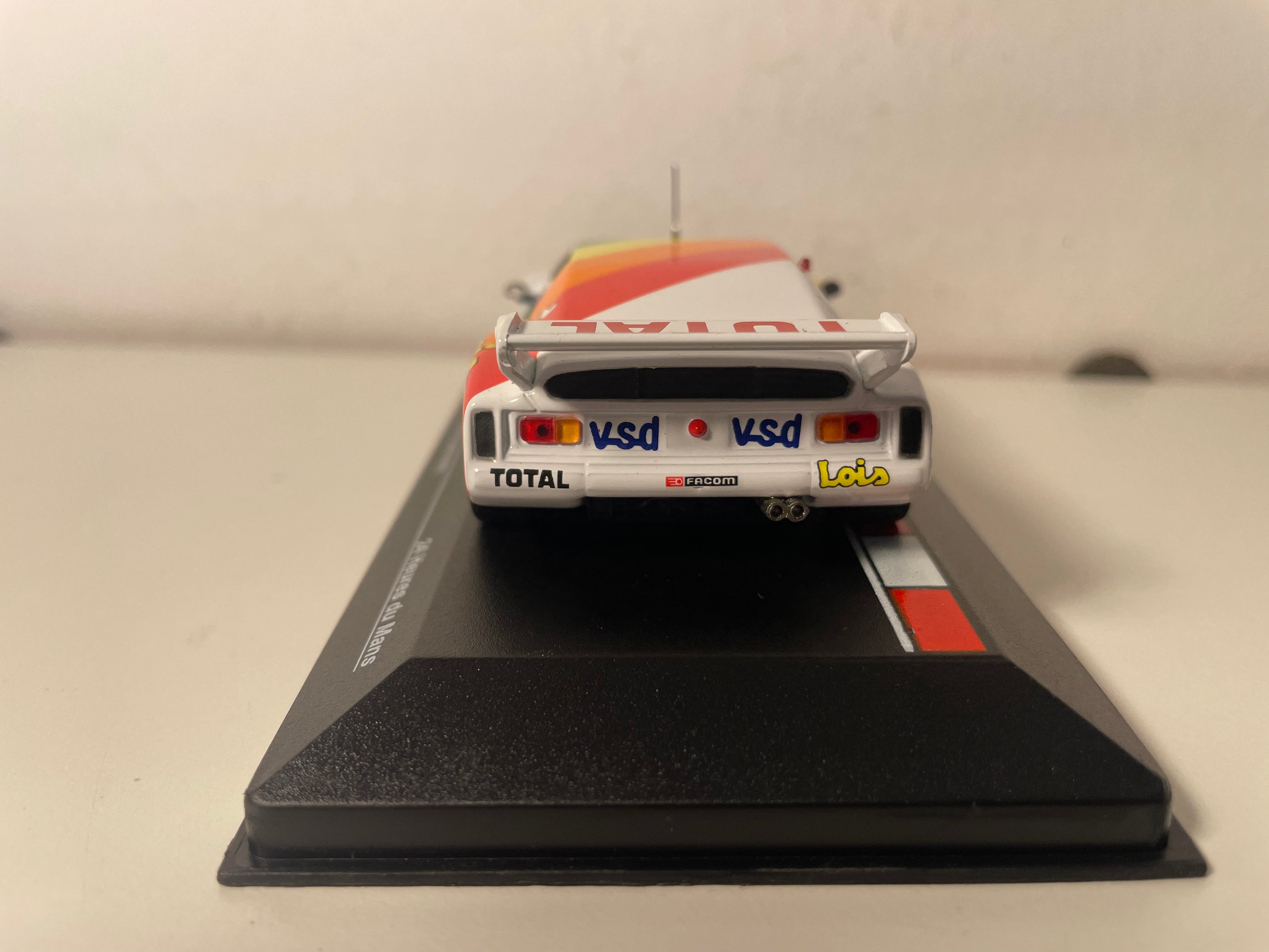BMW M1 blanche, verte, jaune, orange et rouge numéro 51 - 24 heures du Mans de 1981