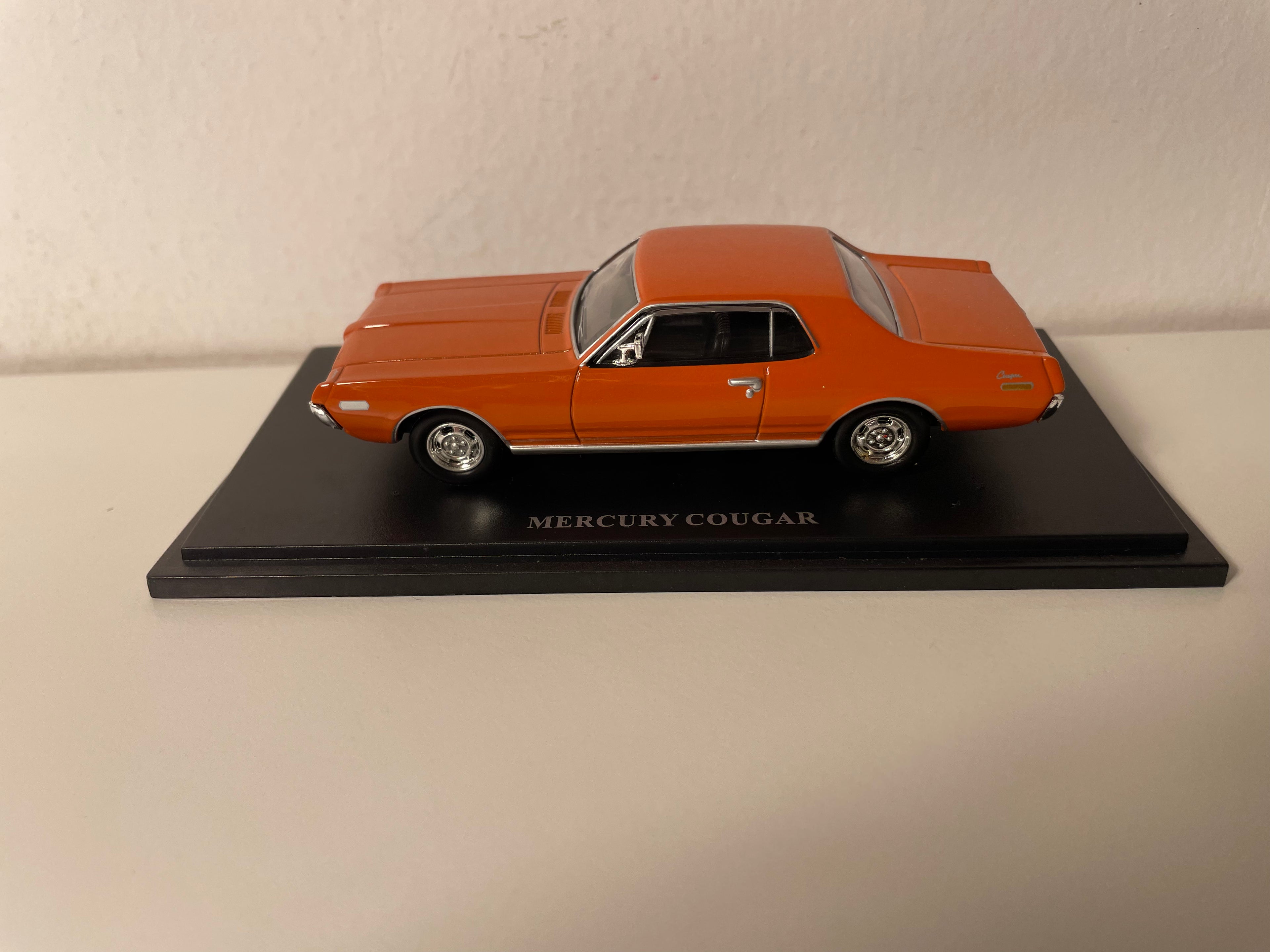 Mercury Cougar Dark Orange - Legend Series - Universal Hobbies (American Car)