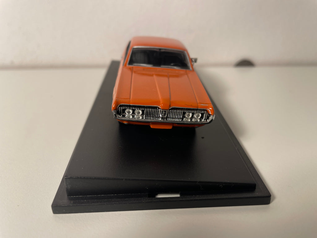 Mercury Cougar orange däischdegt - Legend Serien - Universal Hobbies (amerikaneschen Auto)