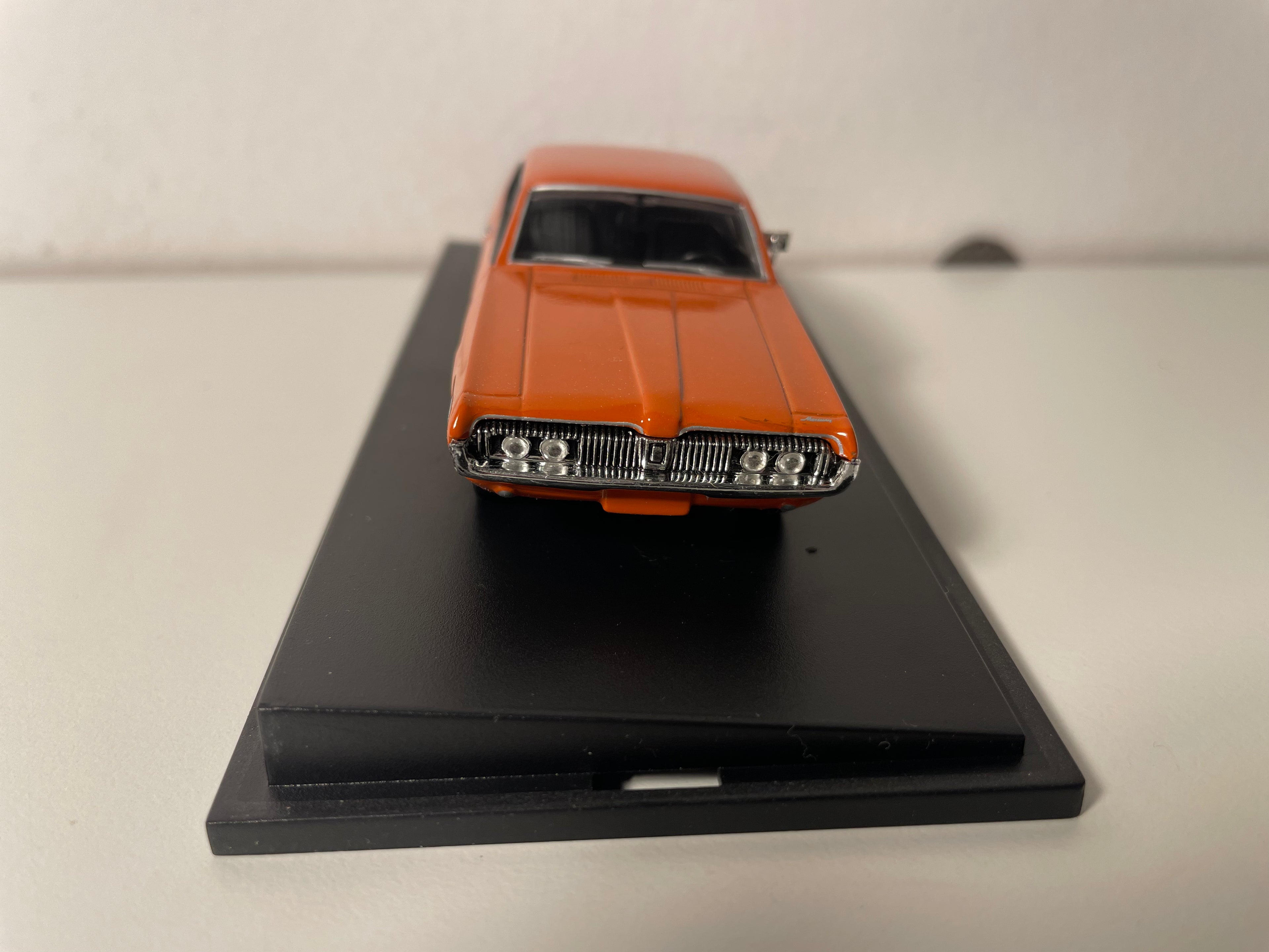 Mercury Cougar Dark Orange - Legend Series - Universal Hobbies (American Car)