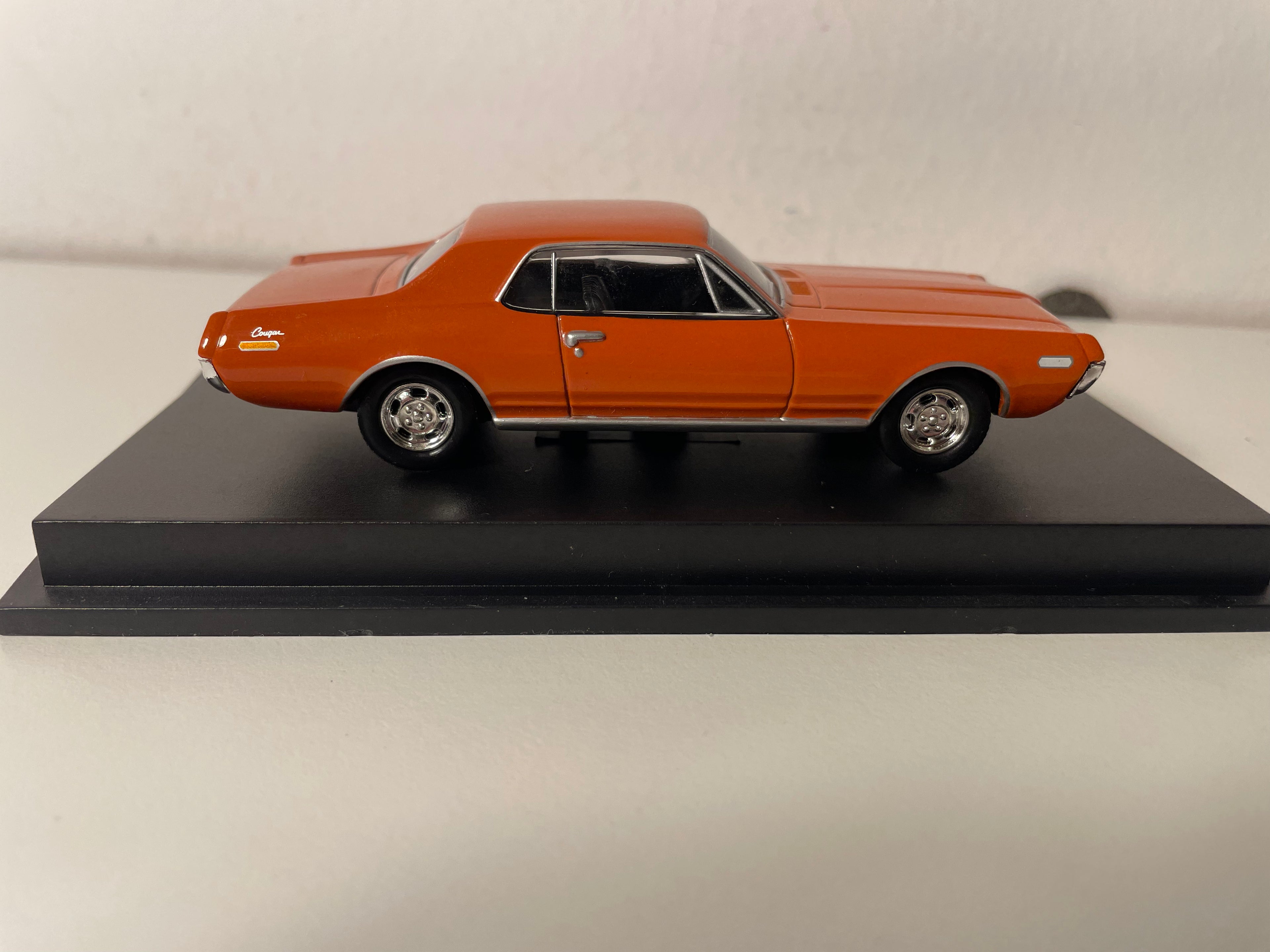 Mercury Cougar Dark Orange - Legend Series - Universal Hobbies (American Car)