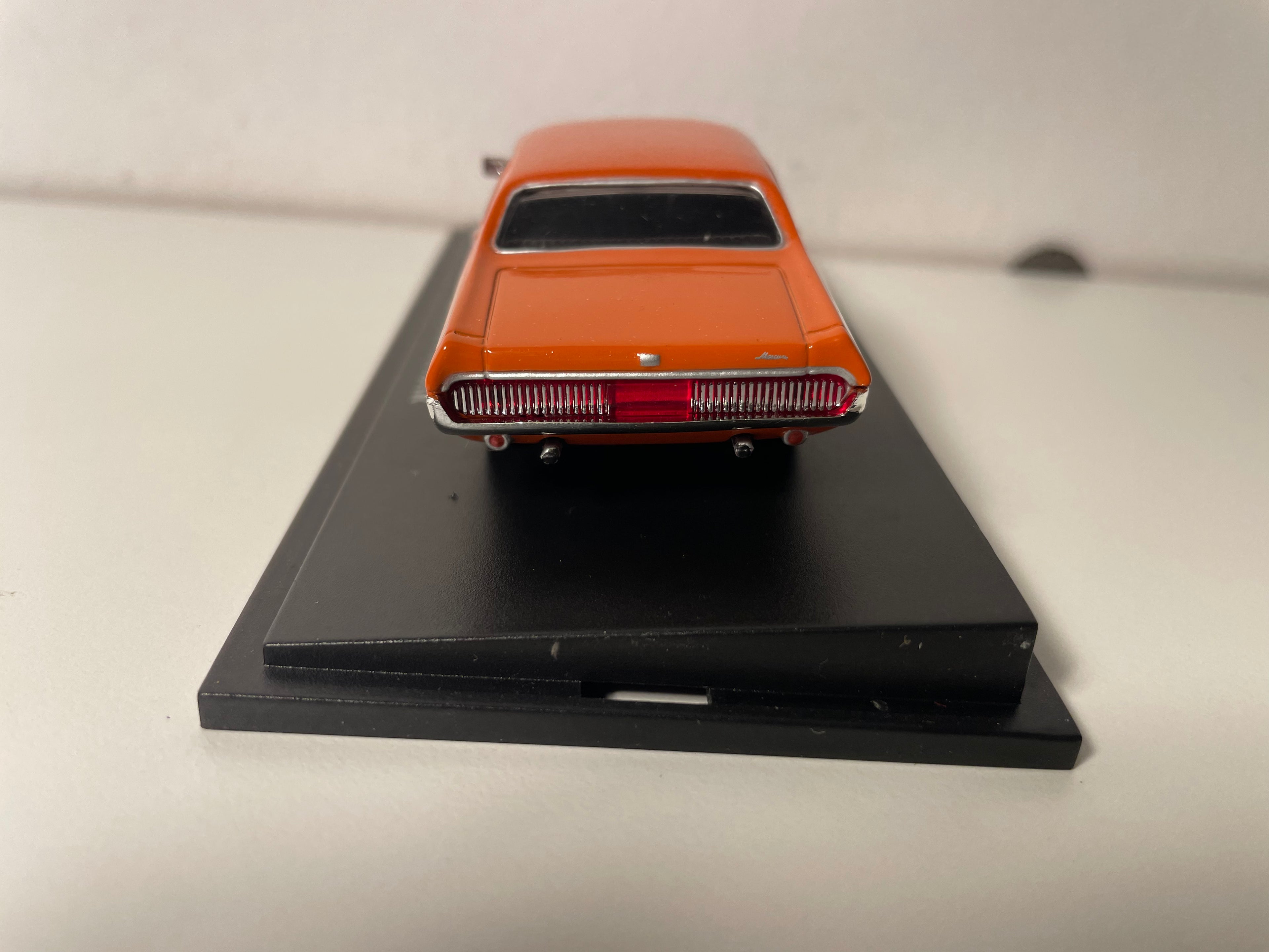 Mercury Cougar Dark Orange - Legend Series - Universal Hobbies (American Car)