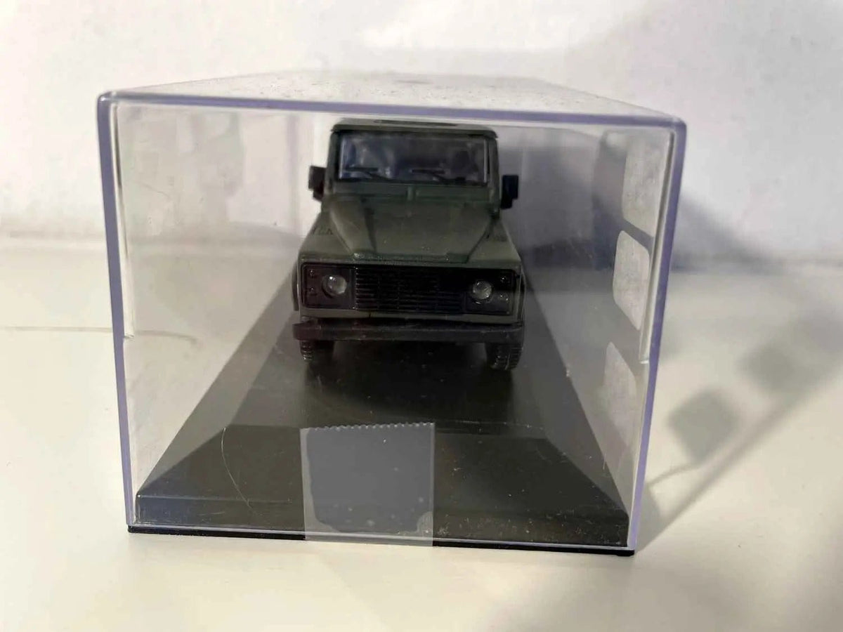 Land Rover Defender militaire (collection Solido) Bernard Miniatures