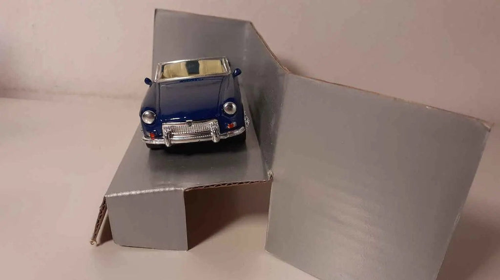 MGB bleue foncée de 1967 Bernard Miniatures