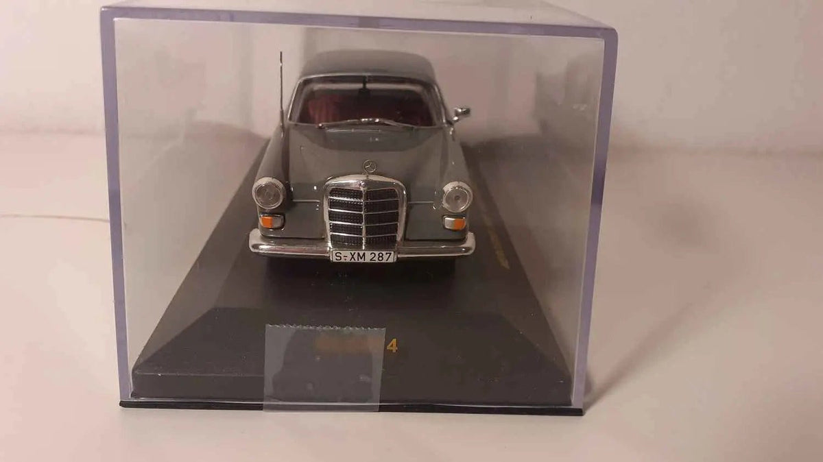 Mercedes 200D "Heckflosse" grise de 1966 (IXO Models référence CLC074) Bernard Miniatures