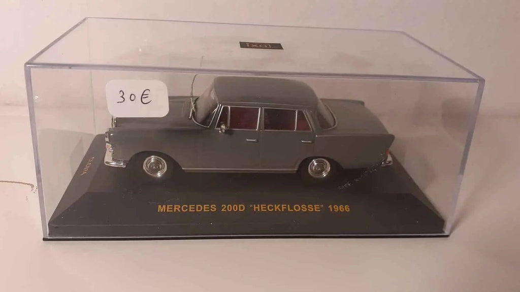 Mercedes 200D "Heckflosse" grise de 1966 (IXO Models référence CLC074) Bernard Miniatures