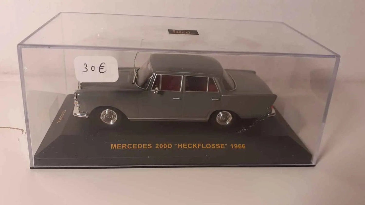 Mercedes 200D "Heckflosse" grise de 1966 (IXO Models référence CLC074) Bernard Miniatures