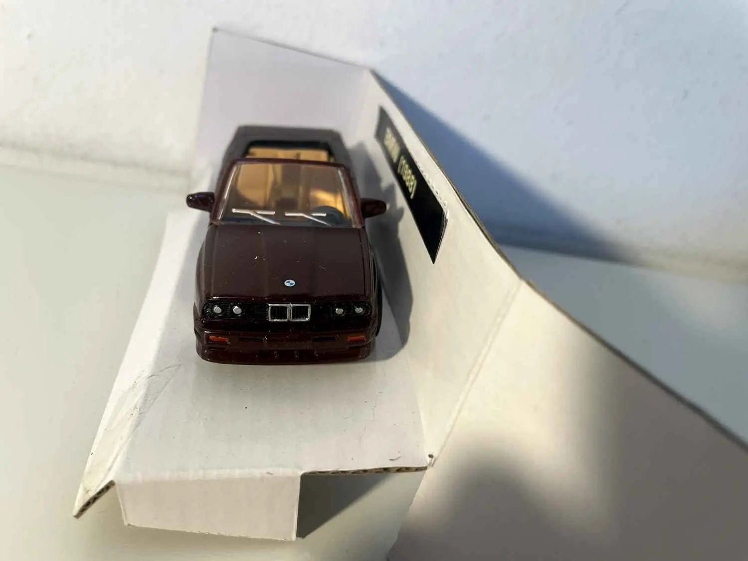 Mercedes-Benz cabriolet bordeaux foncé de 1988 Bernard Miniatures