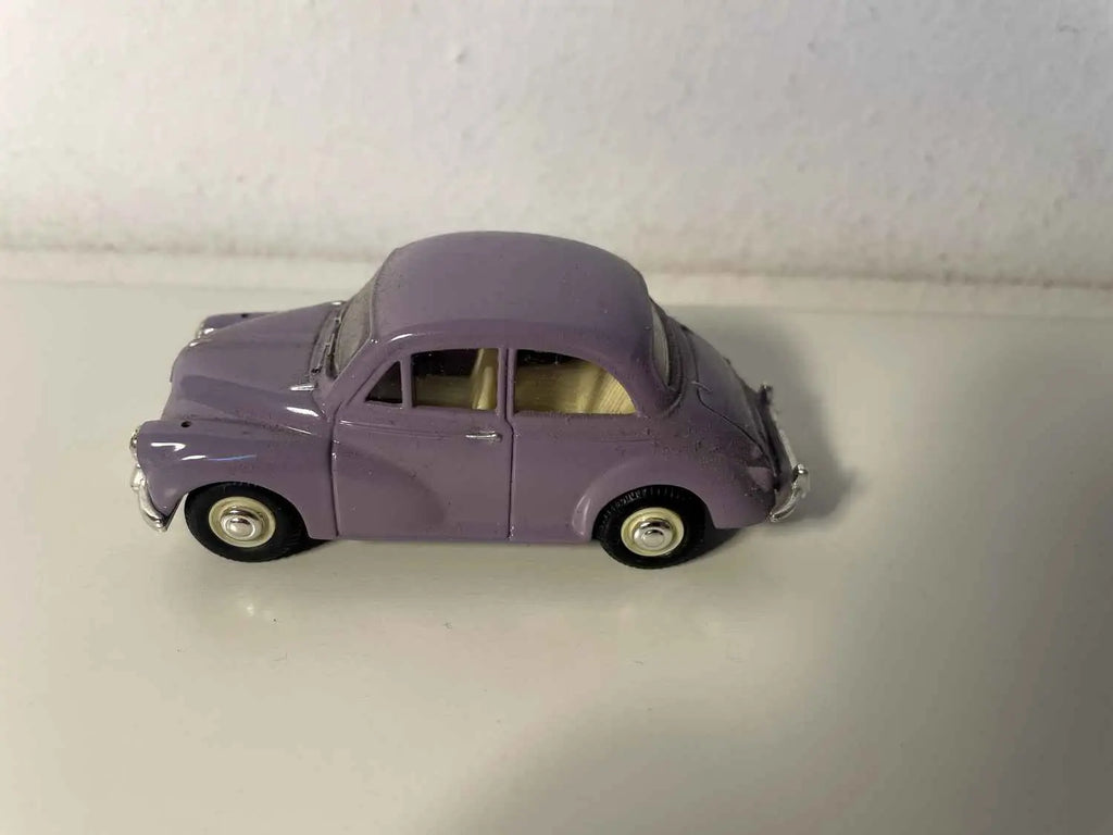 Morris Minor 1000 violette (collection Vanguards) Bernard Miniatures