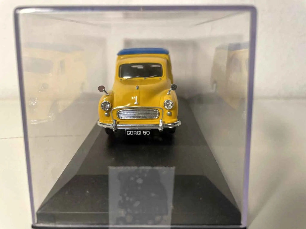 Morris Van jaune et toit bleu avec CORGI TOYS écrit sur le véhicule Bernard Miniatures