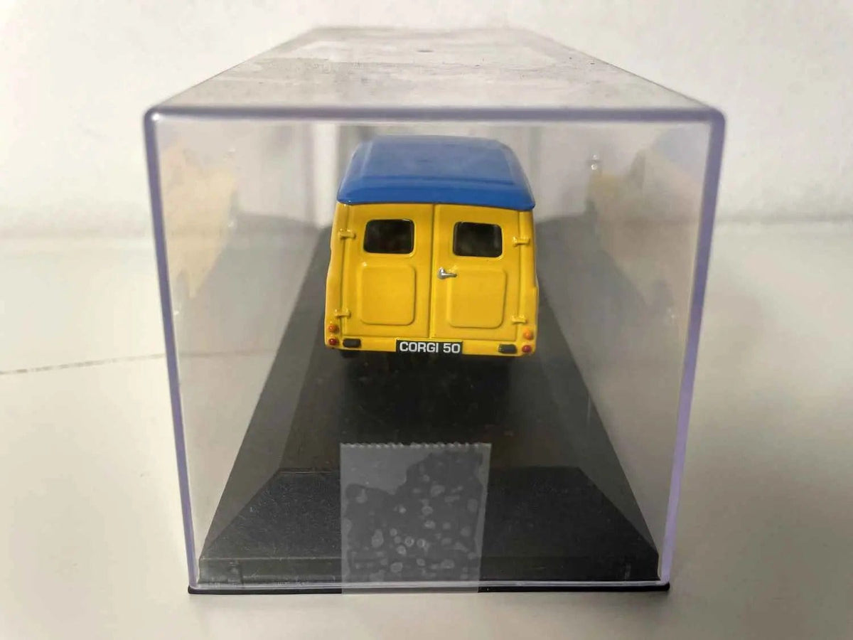 Morris Van jaune et toit bleu avec CORGI TOYS écrit sur le véhicule Bernard Miniatures