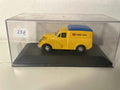 Morris Van jaune et toit bleu avec CORGI TOYS écrit sur le véhicule Bernard Miniatures