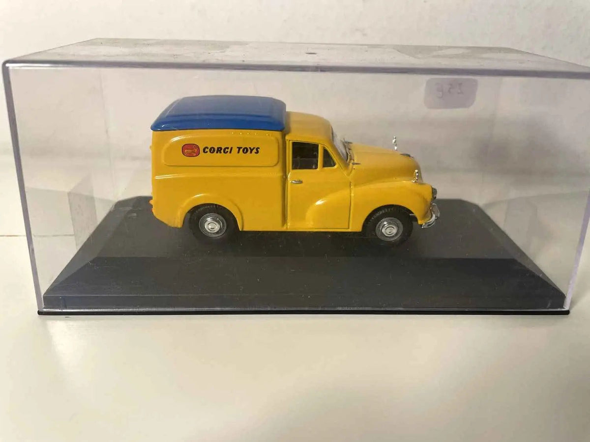 Morris Van jaune et toit bleu avec CORGI TOYS écrit sur le véhicule Bernard Miniatures