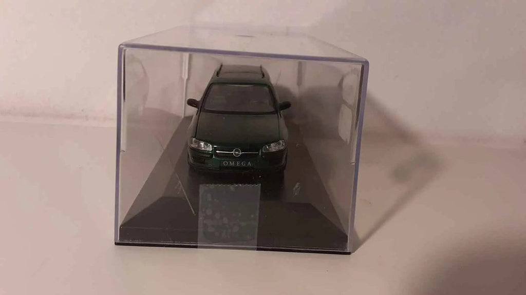 Opel Oméga verte foncée Bernard Miniatures