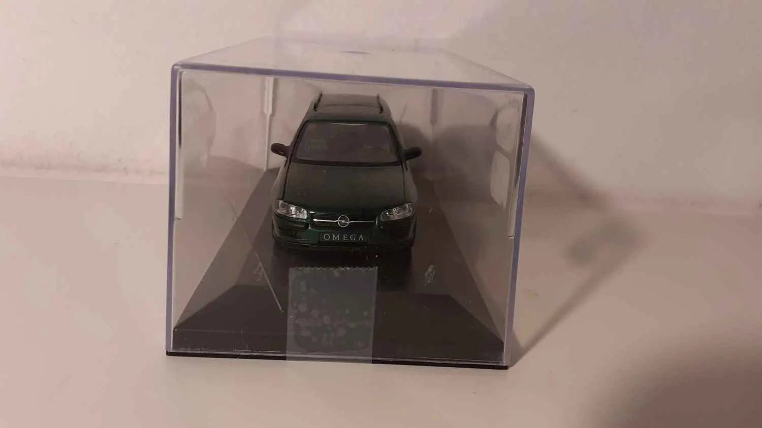 Opel Oméga verte foncée Bernard Miniatures