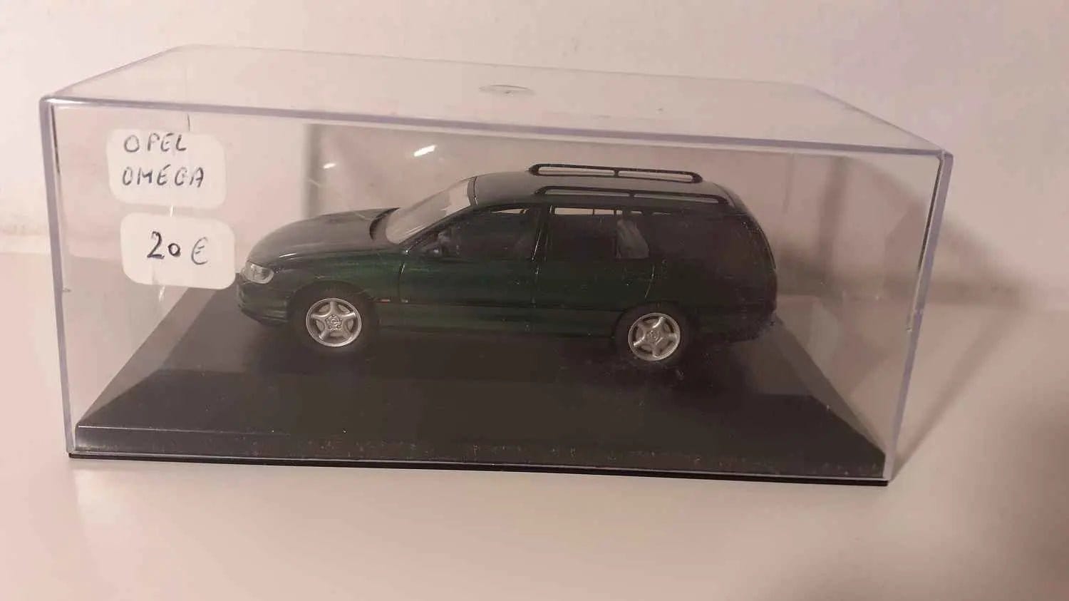 Opel Oméga verte foncée Bernard Miniatures