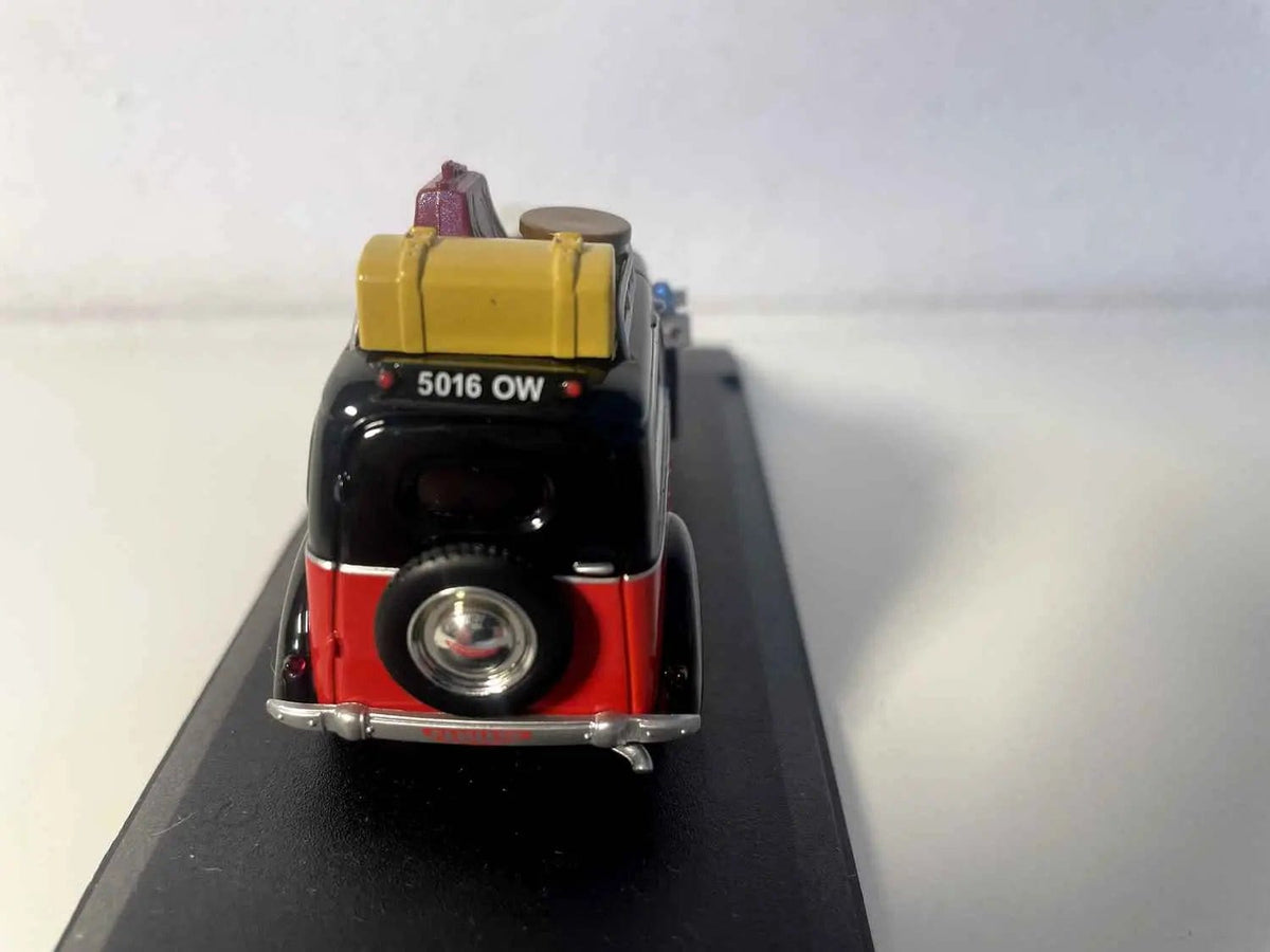 Panhard Dyna X taxi Parisien rouge et noire (référence V4913) Bernard Miniatures