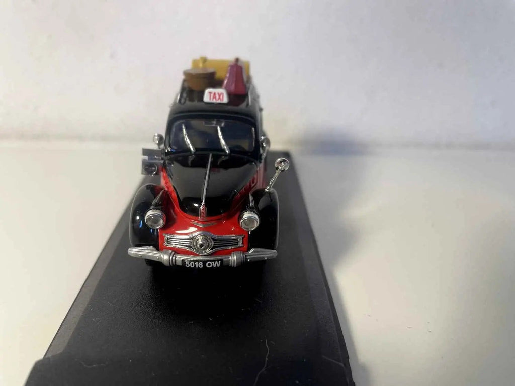 Panhard Dyna X taxi Parisien rouge et noire (référence V4913) Bernard Miniatures
