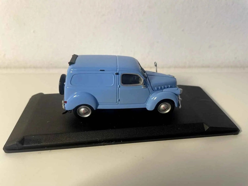 Panhard Dyna tôlée bleue (référence V4515) Bernard Miniatures