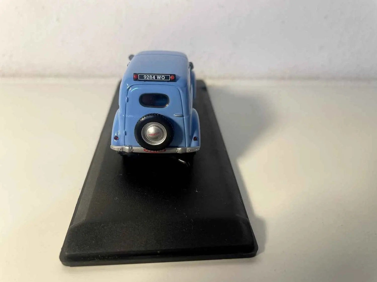 Panhard Dyna tôlée bleue (référence V4515) Bernard Miniatures