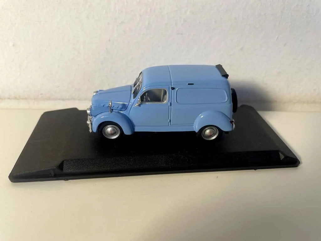 Panhard Dyna tôlée bleue (référence V4515) Bernard Miniatures