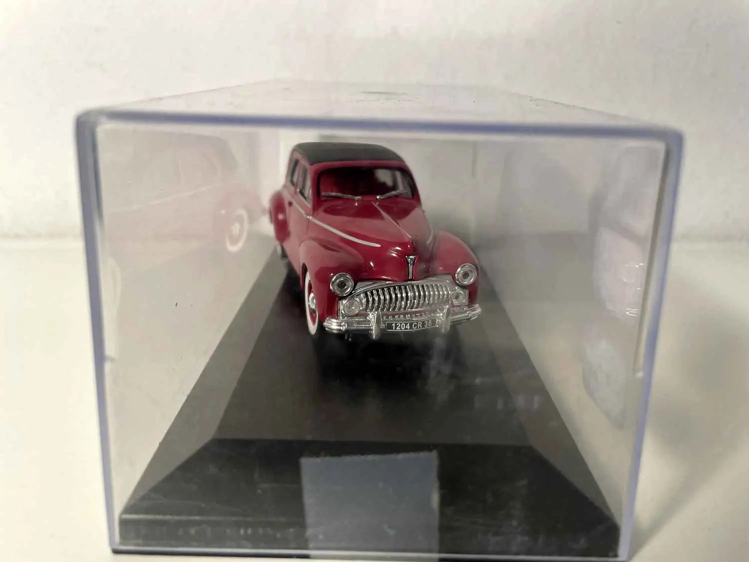 Peugeot 203 découvrable bordeaux et capote noire de 1954 (boite plexi) Bernard Miniatures