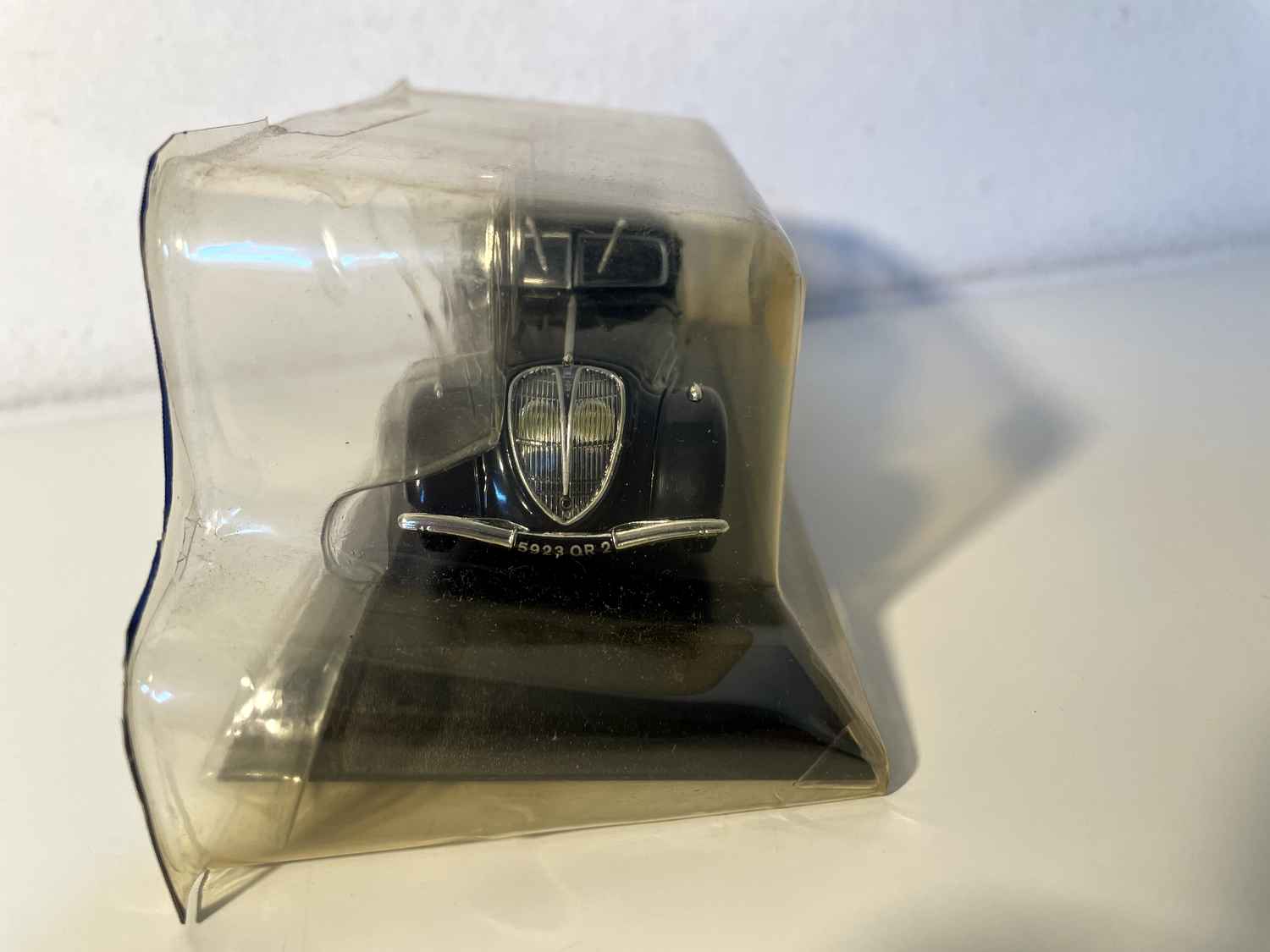 Peugeot 402B bleue foncée de 1939 (blister) Bernard Miniatures