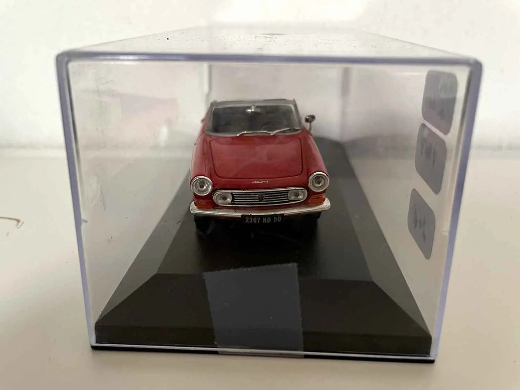 Peugeot 404 cabriolet rouge de 1967 (boite plexi) Bernard Miniatures