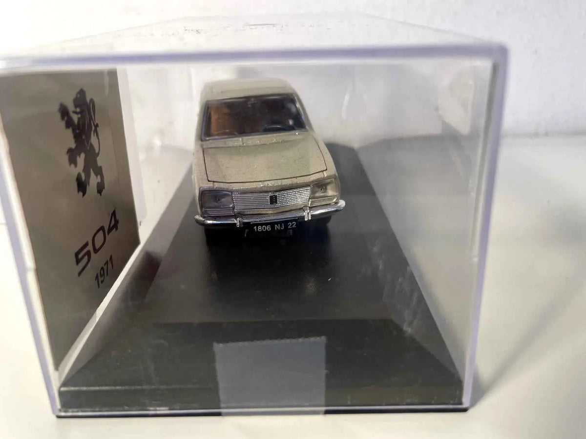 Peugeot 504 marron de 1971 (boite plexi) Bernard Miniatures
