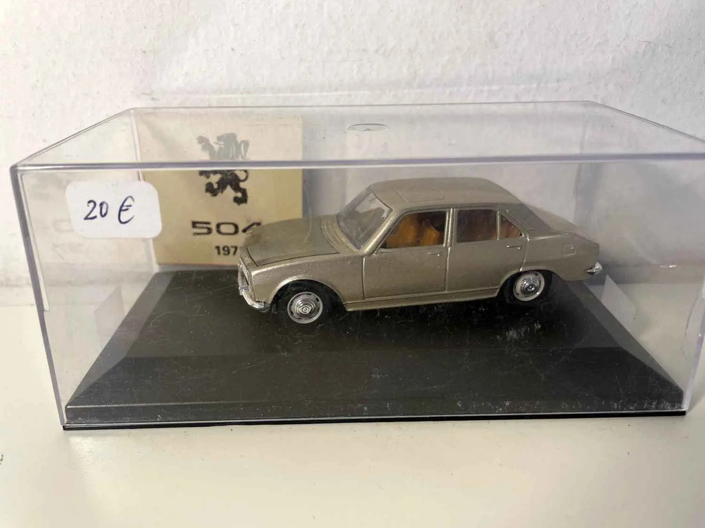 Peugeot 504 marron de 1971 (boite plexi) Bernard Miniatures