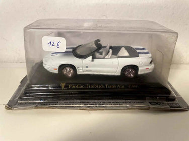 Pontiac Firebird Trans Am blanche et bleue de 1999 (voiture américaine) Bernard Miniatures