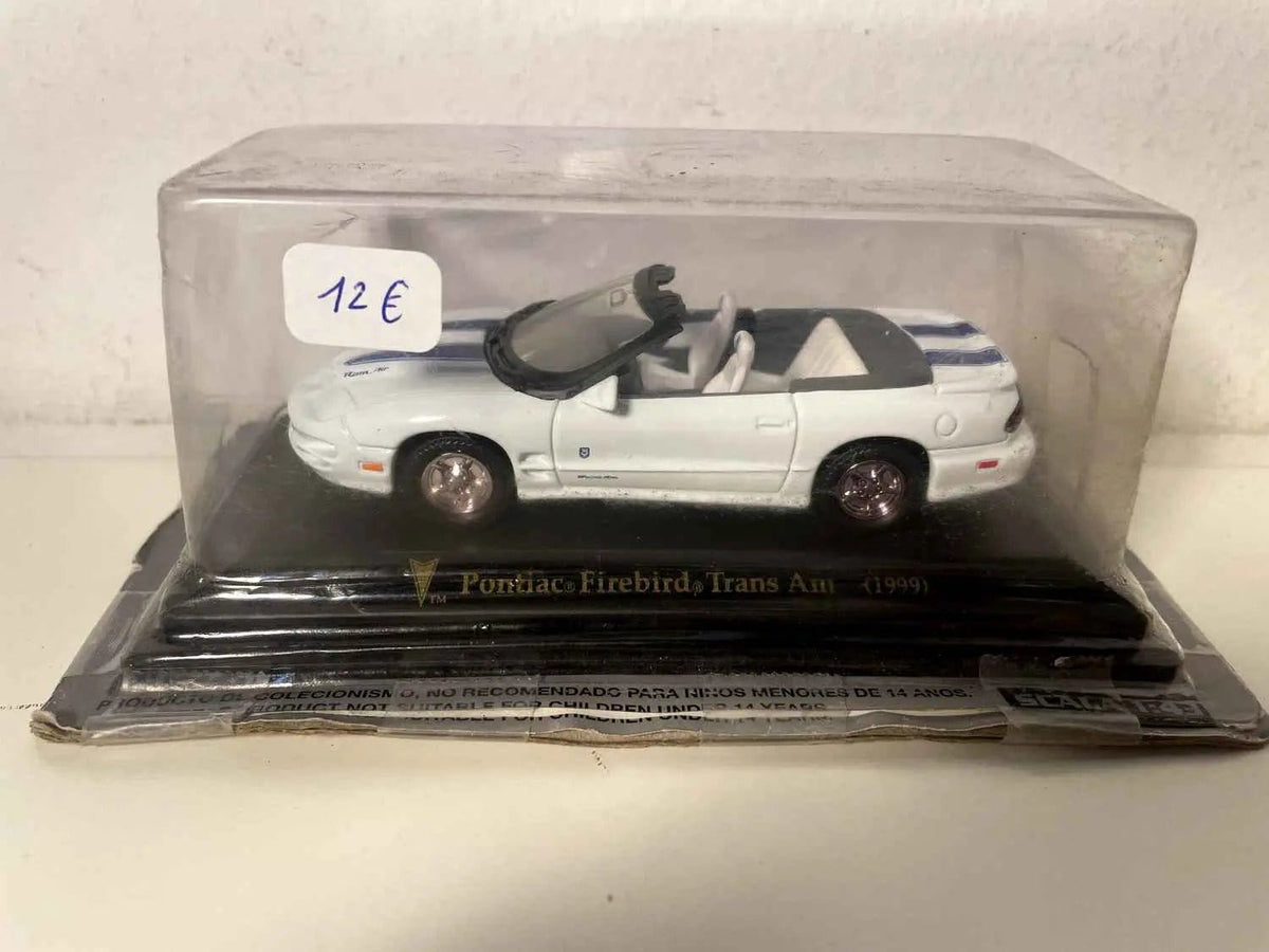 Pontiac Firebird Trans Am blanche et bleue de 1999 (voiture américaine) Bernard Miniatures