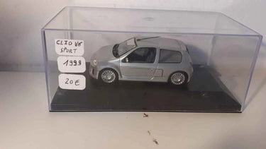 Renault Clio V6 sport grise de 1999 (voiture rajoutée sur socle) Bernard Miniatures