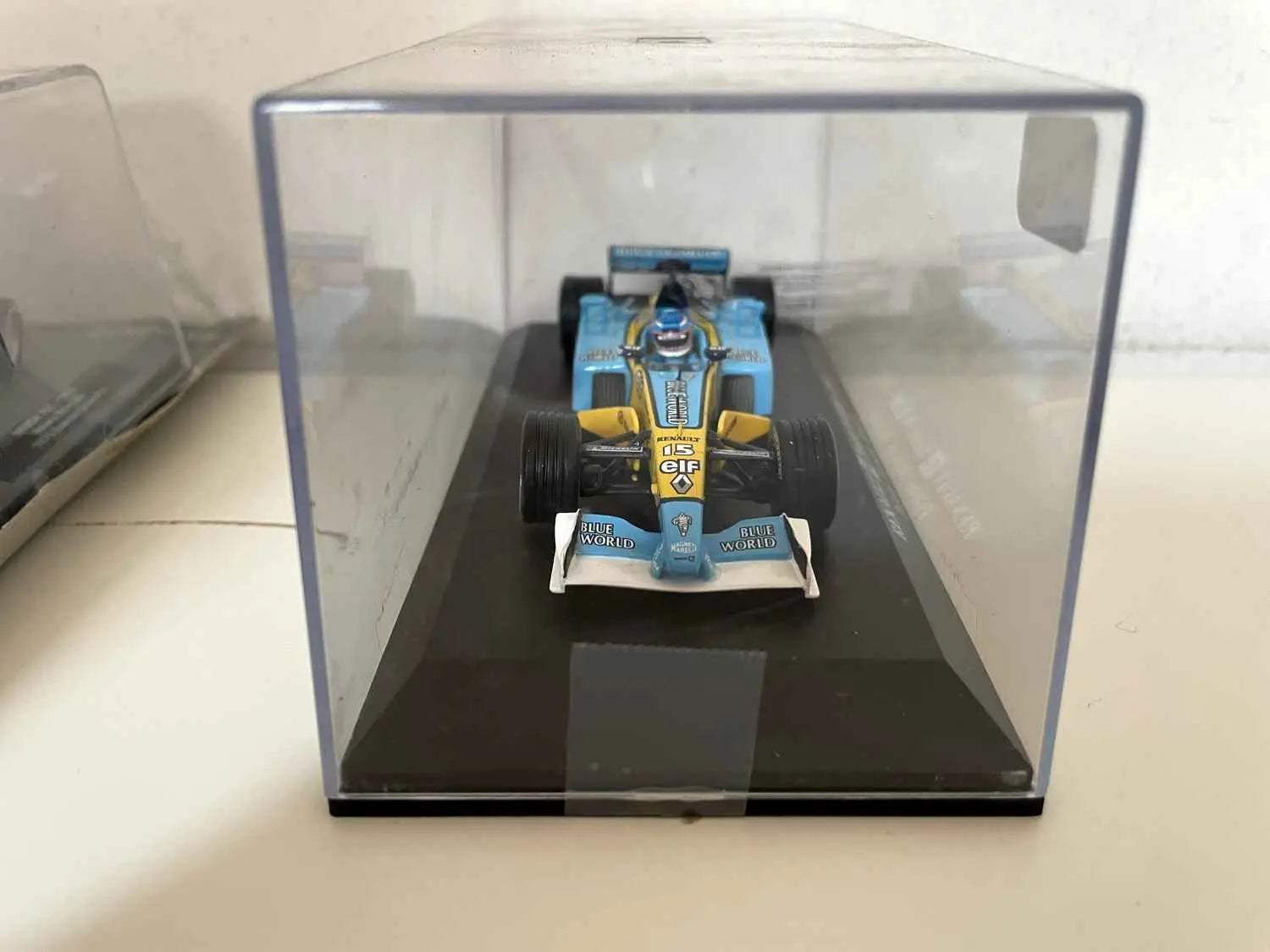 Pin's F1 Monaco - Voiture Bleue Circuit - Fabriqué En France, Bon état
