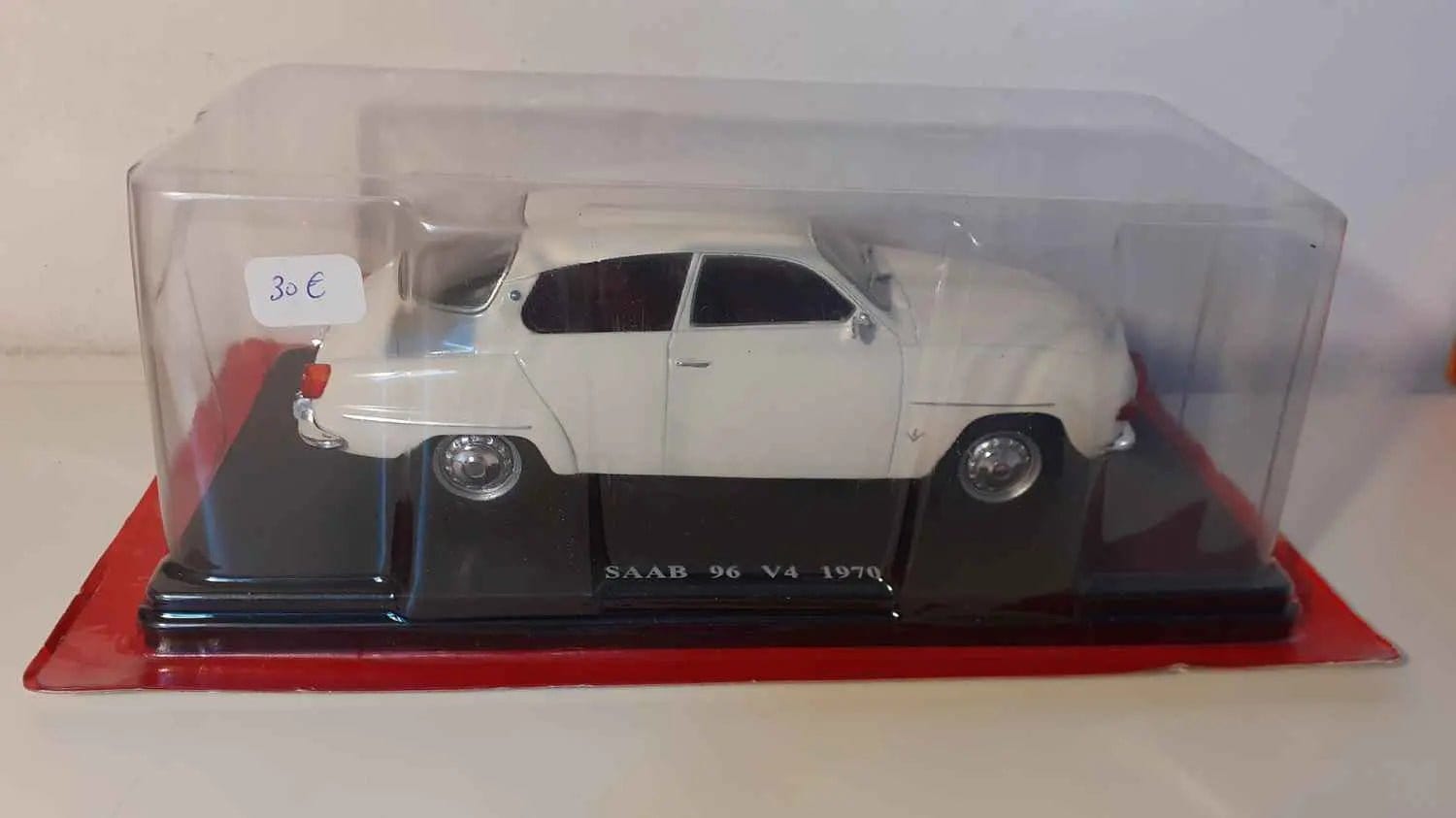 Saab 96 V4 beige/crème de 1970 (échelle 1/24ème) Bernard Miniatures