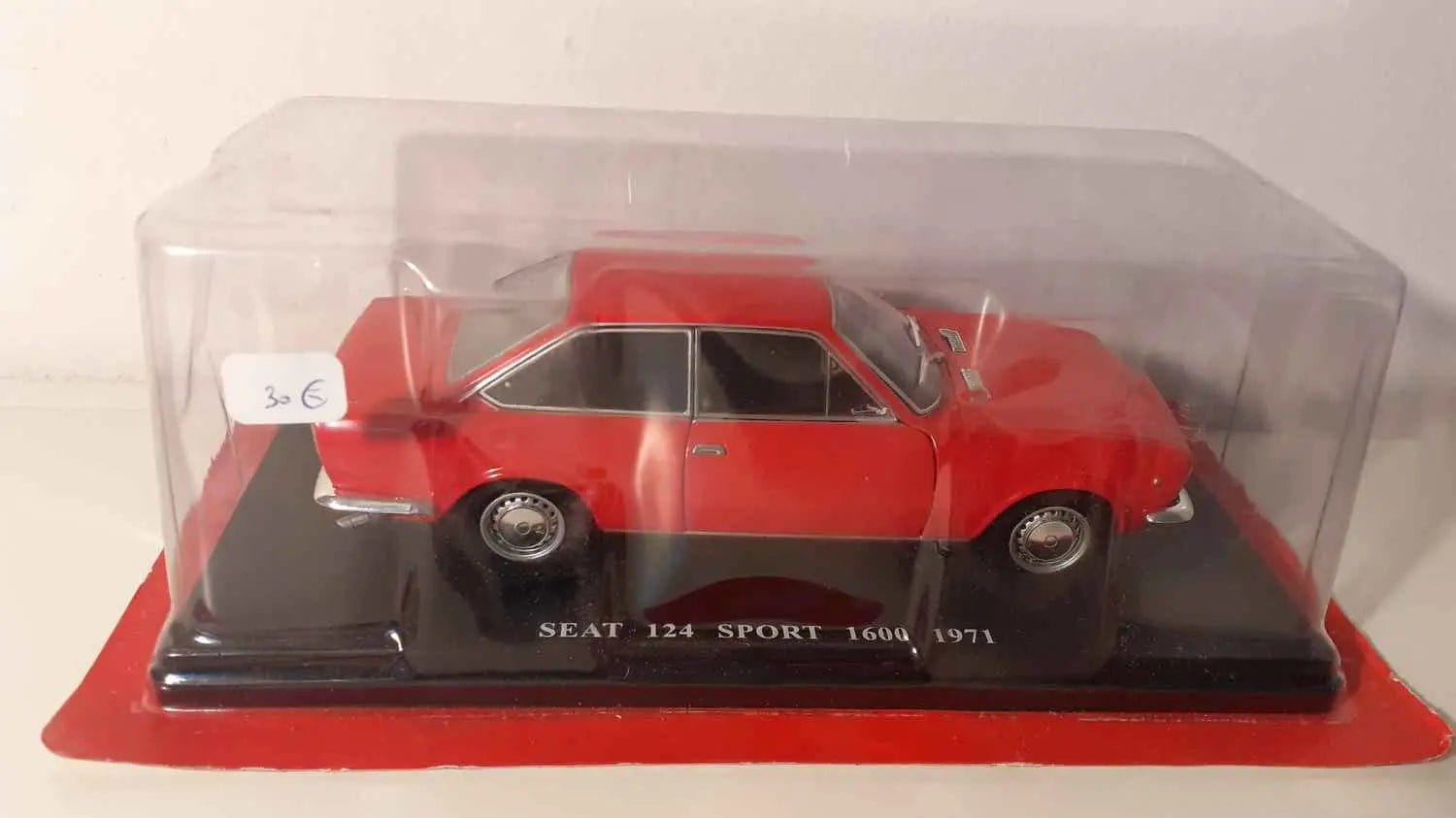 Seat 124 sport 1600 rouge de 1971 (échelle 1/24ème) Bernard Miniatures