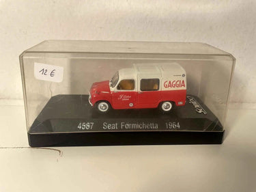 Seat Formichetta rouge et blanc cassé de 1964 (Solido référence 4587) Bernard Miniatures