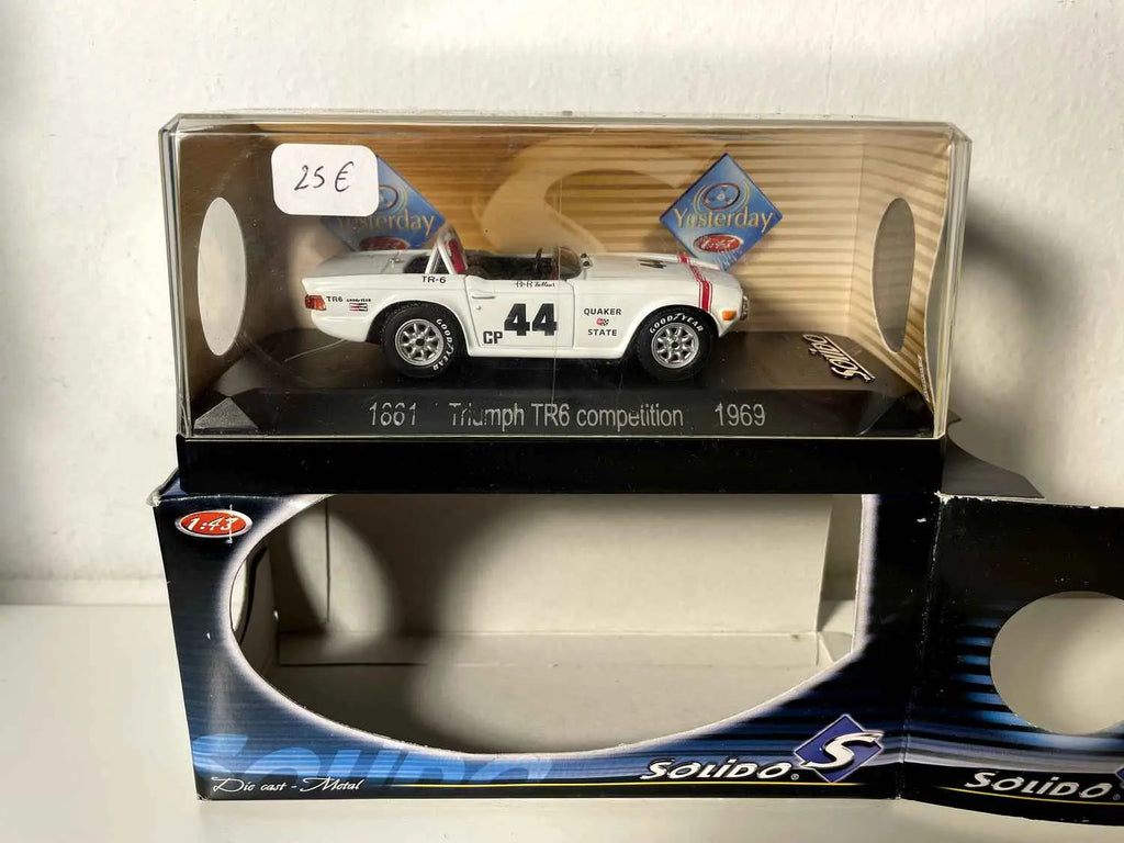 Triumph TR6 compétition blanche de 1969 avec le numéro 44 (Solido référence 1861) Bernard Miniatures