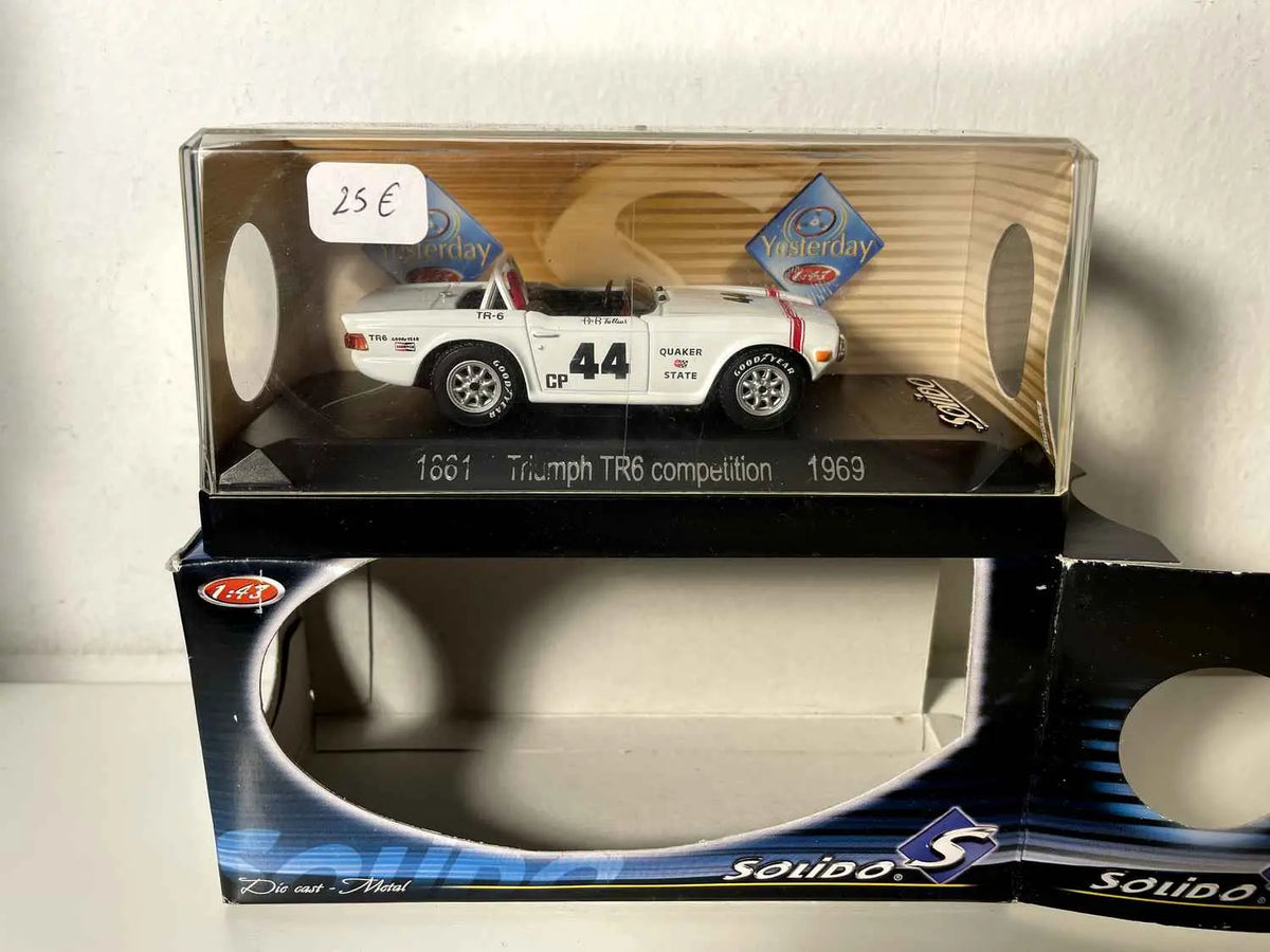 Triumph TR6 compétition blanche de 1969 avec le numéro 44 (Solido référence 1861) Bernard Miniatures